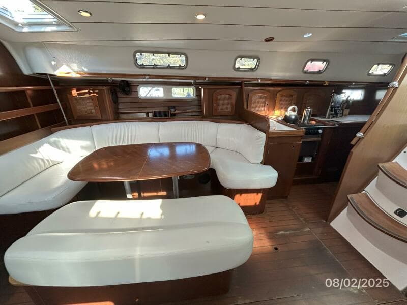 46' Beneteau salon starboard
