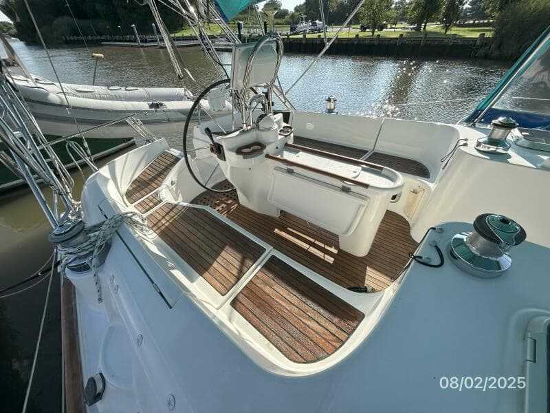 46' Beneteau cockpit2