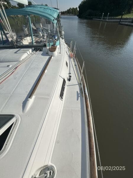 46' Beneteau port side deck2