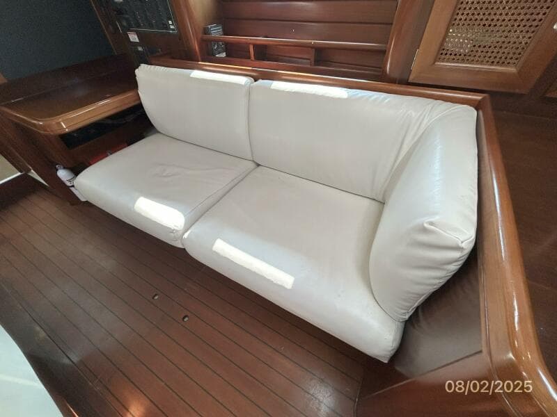 46' Beneteau salon port seating2