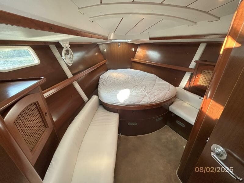 46' Beneteau forward stateroom