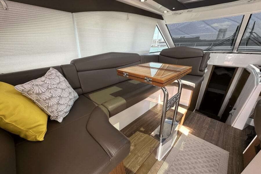 2016 Cruisers Yachts Cantius