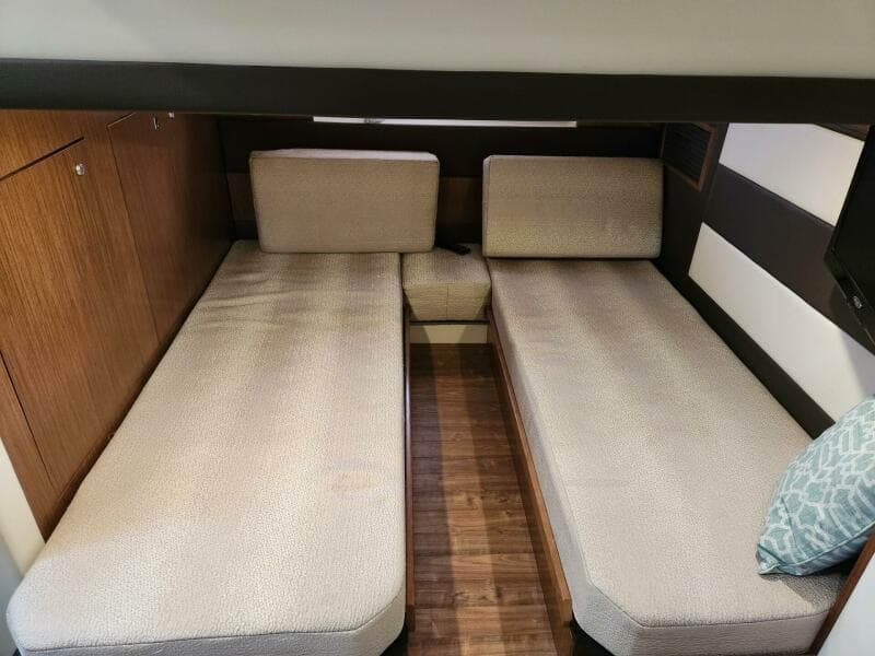 2016 Cruisers Yachts Cantius