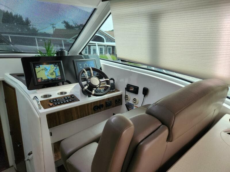 2016 Cruisers Yachts Cantius