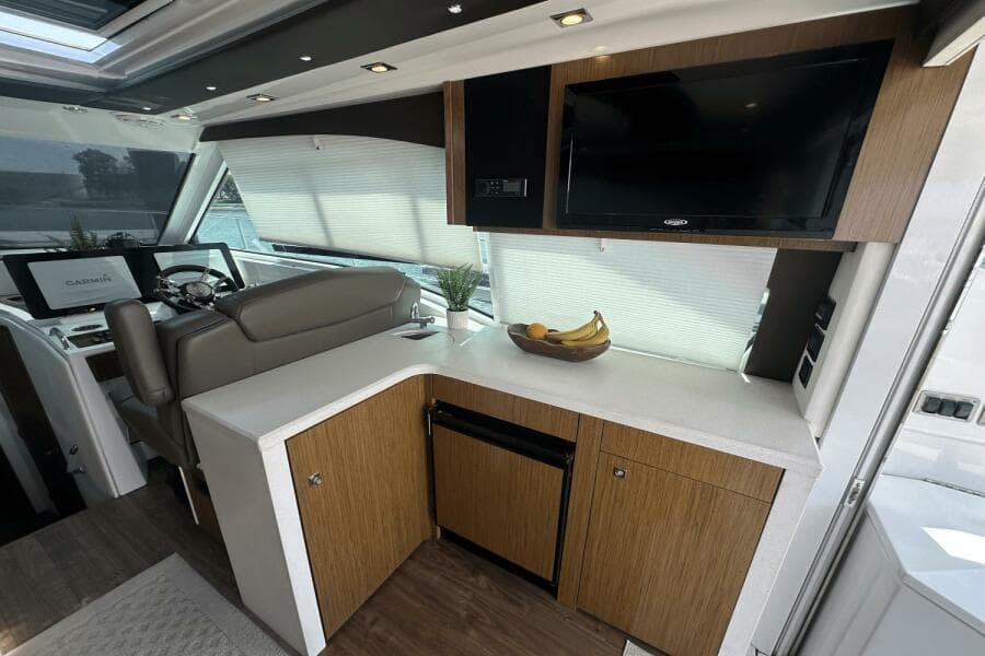 2016 Cruisers Yachts Cantius