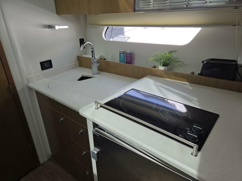 2016 Cruisers Yachts Cantius