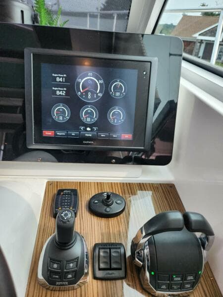 2016 Cruisers Yachts Cantius