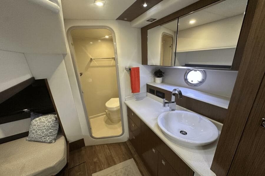 2016 Cruisers Yachts Cantius