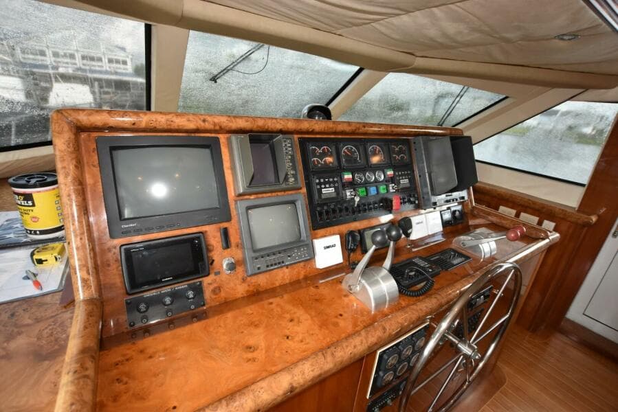 1998 Hatteras 74 Sportdeck