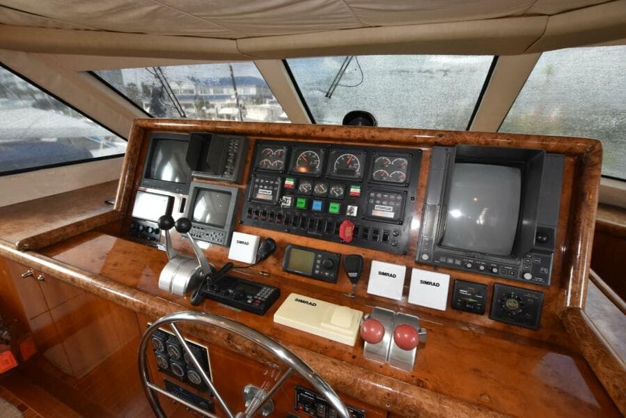 1998 Hatteras 74 Sportdeck