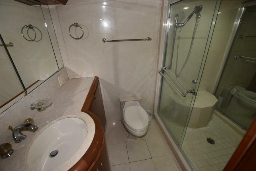 1998 Hatteras 74 Sportdeck