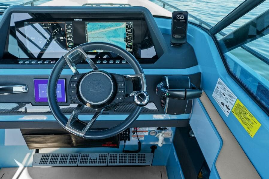 2022 Axopar Brabus Shadow 500 TT - Helm