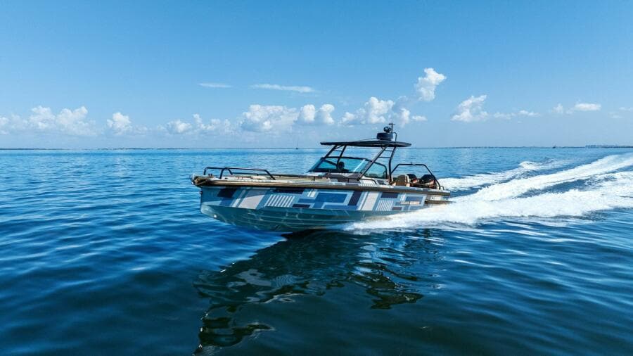 2022 Axopar Brabus Shadow 500 TT - Port 3/4 Bow