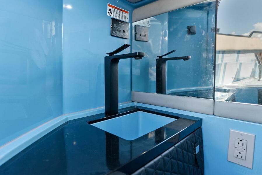 2022 Axopar Brabus Shadow 500 TT - Head