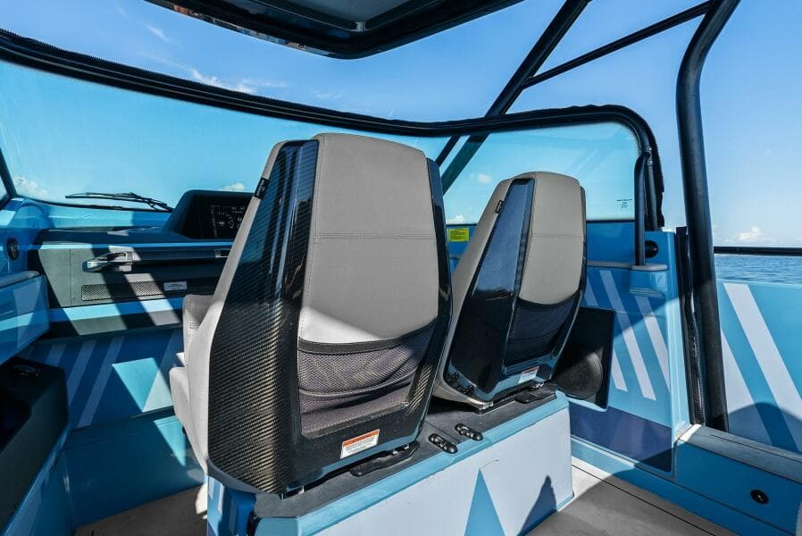 2022 Axopar Brabus Shadow 500 TT - Helm Seating 