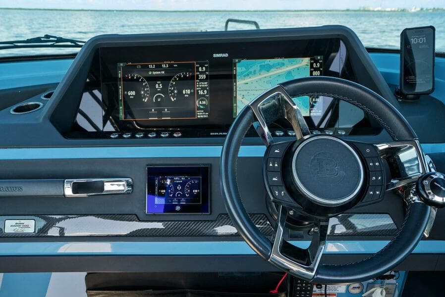 2022 Axopar Brabus Shadow 500 TT - Helm