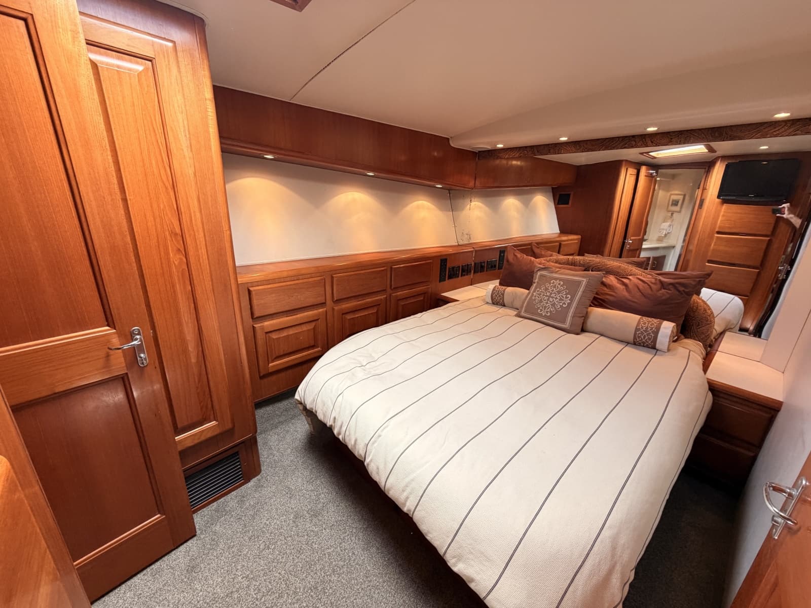 1994 Viking 50 Convertible - Photo 15