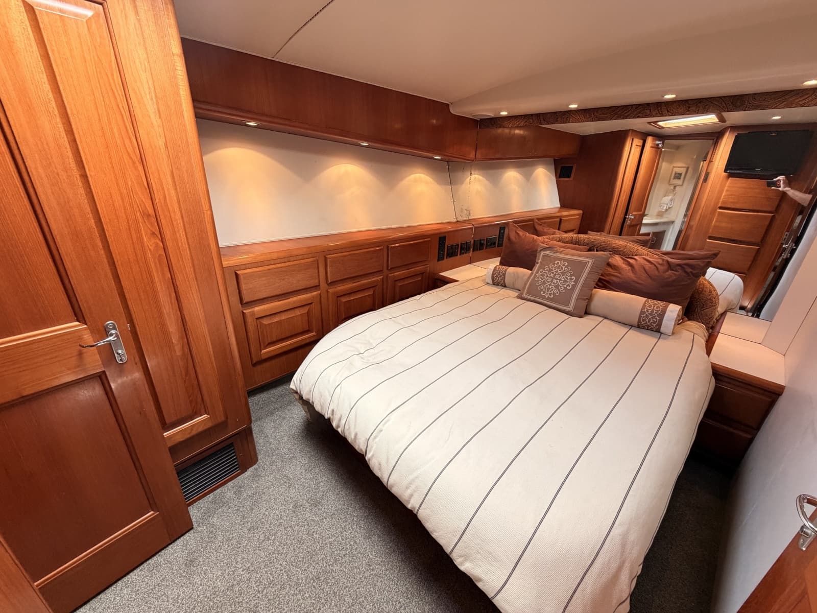 1994 Viking 50 Convertible - Photo 16