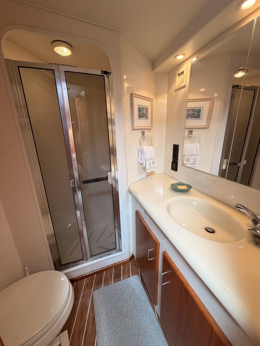 1994 Viking 50 Convertible - Photo 18