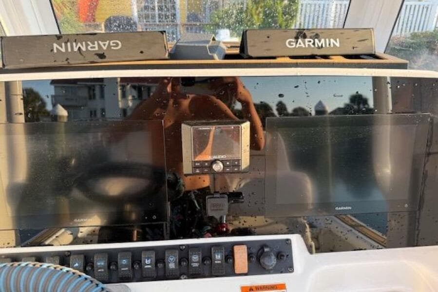 2018 Sea Hunt BX 25 FS boat dashboard with Garmin navigation displays.