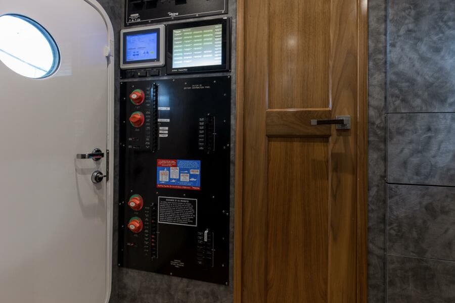 2016 92 Viking Enclosed Bridge Touche Crew Quarters (1)