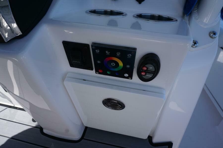 2022 25 Everglades 253cc Lights Controls