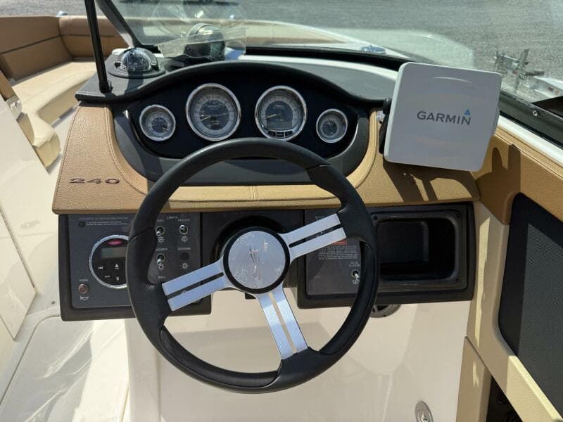 2014 Sea Ray 240 Sun Deck Outboard