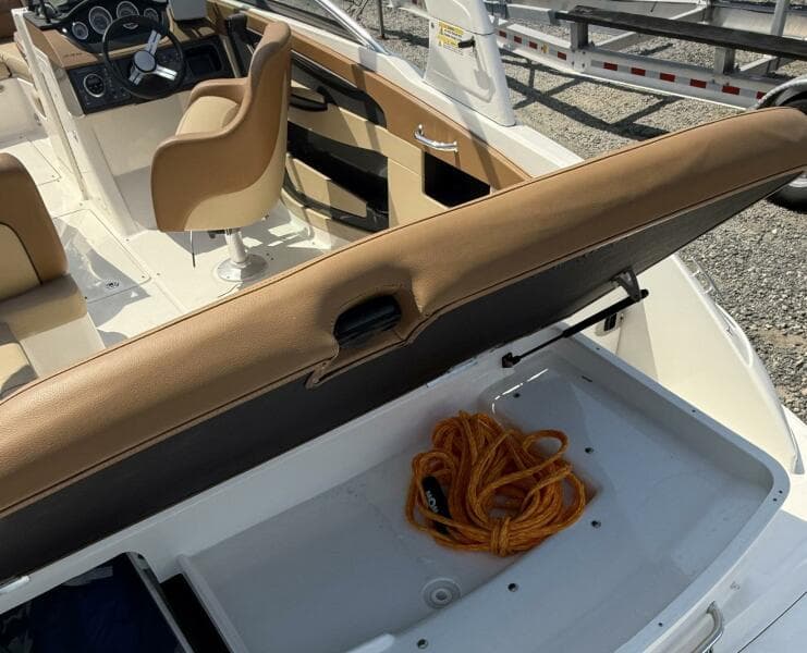 2014 Sea Ray 240 Sun Deck Outboard