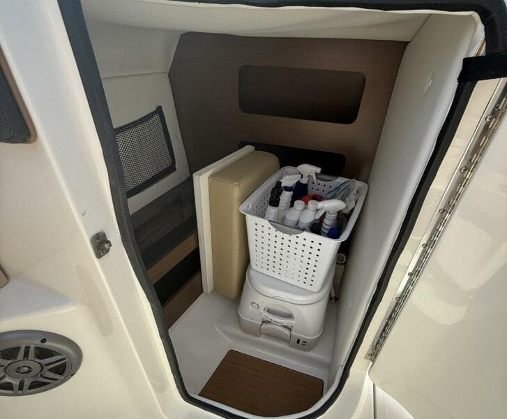 2014 Sea Ray 240 Sun Deck Outboard