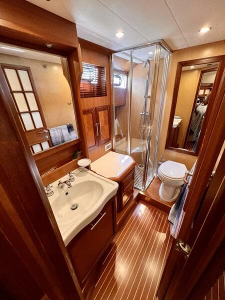 2006 Mochi Craft Dolphin