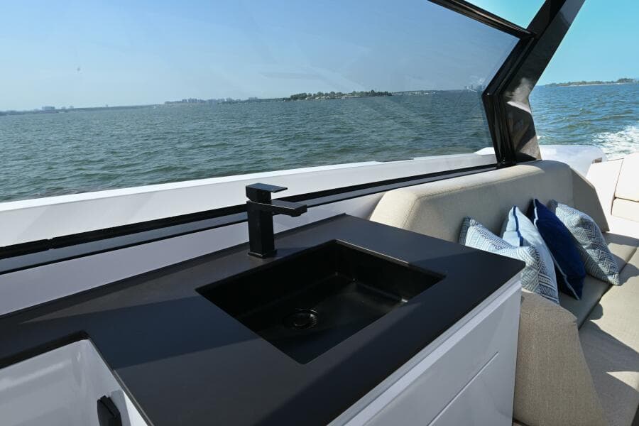 2022 Vanquish Yachts 