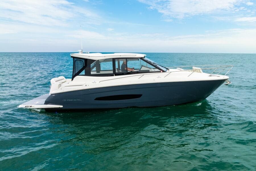 2022 Regal 36 Grande Coupe