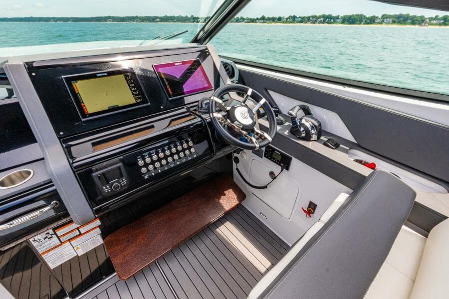 2021 Cruisers Yachts 