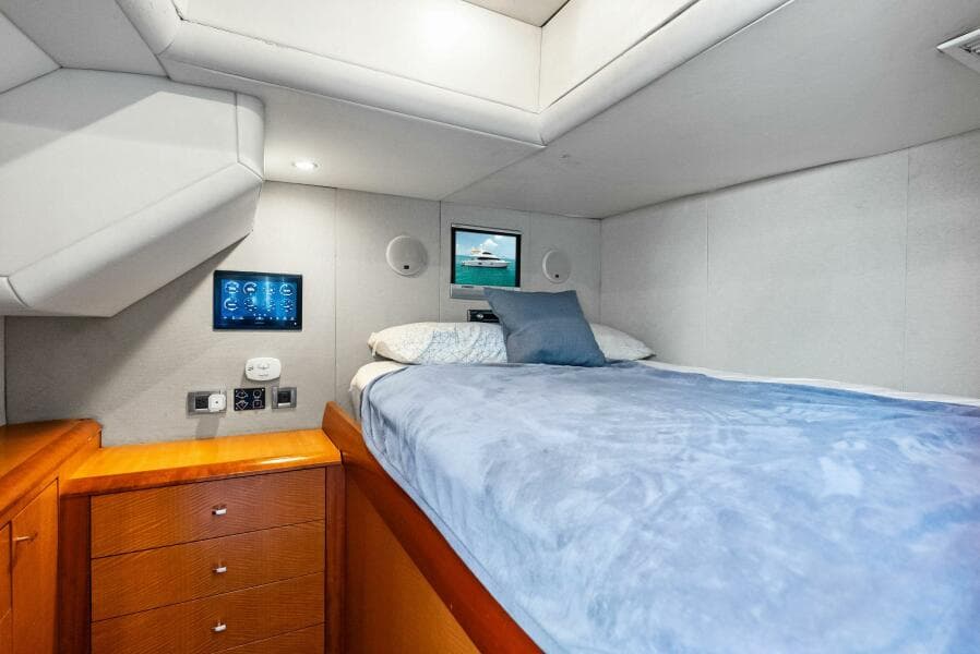 2006 Lazzara Yachts 84 Skylounge