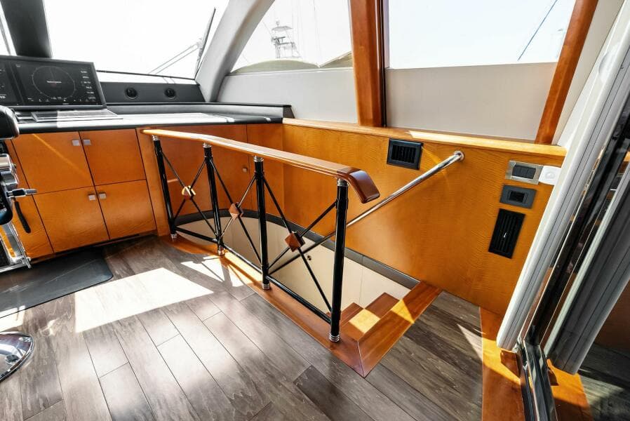 2006 Lazzara Yachts 84 Skylounge