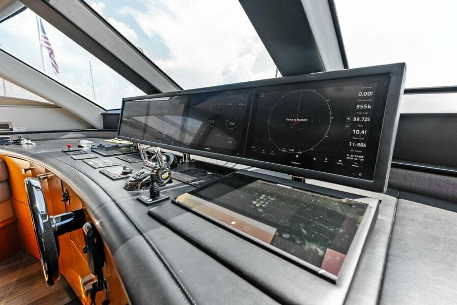 2006 Lazzara Yachts 84 Skylounge