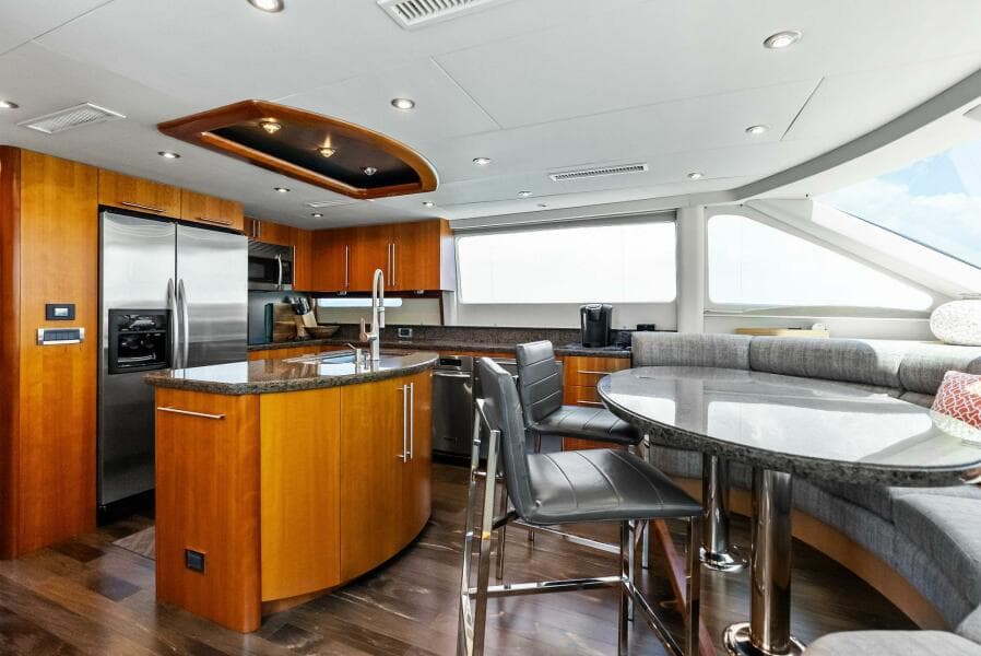 2006 Lazzara Yachts 84 Skylounge