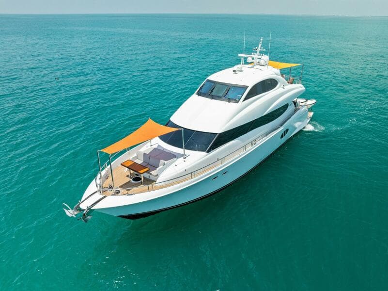 2006 Lazzara Yachts 84 Skylounge