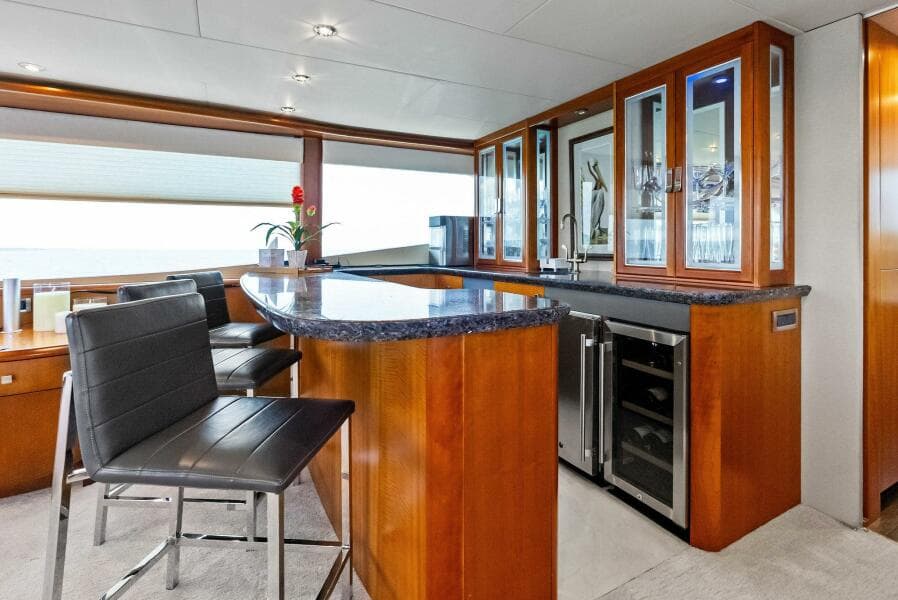 2006 Lazzara Yachts 84 Skylounge