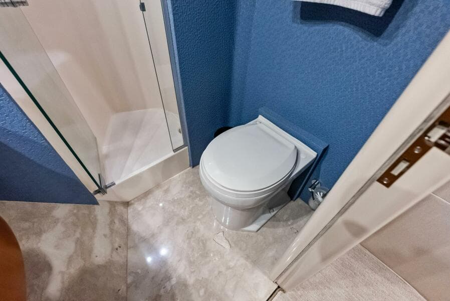 2006 Lazzara Yachts 84 Skylounge