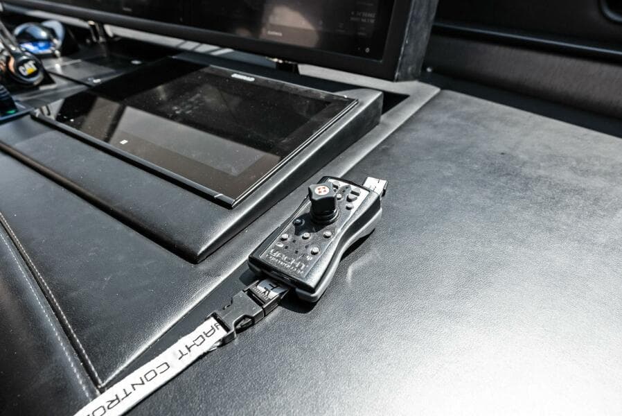 2006 Lazzara Yachts 84 Skylounge