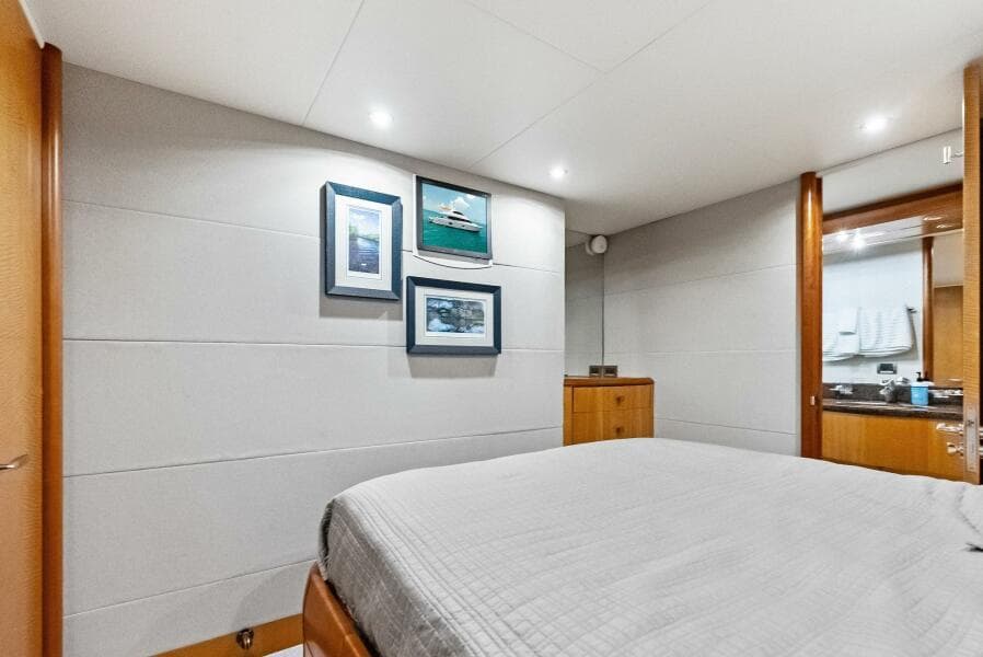 2006 Lazzara Yachts 84 Skylounge