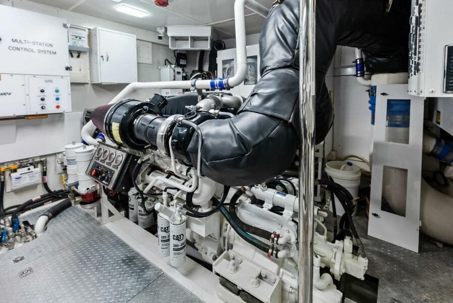 2006 Lazzara Yachts 84 Skylounge