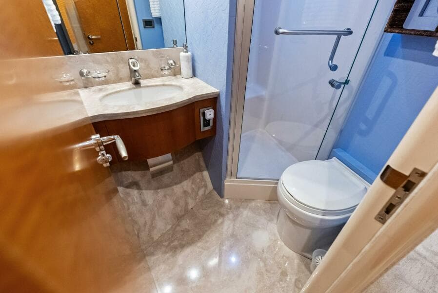 2006 Lazzara Yachts 84 Skylounge