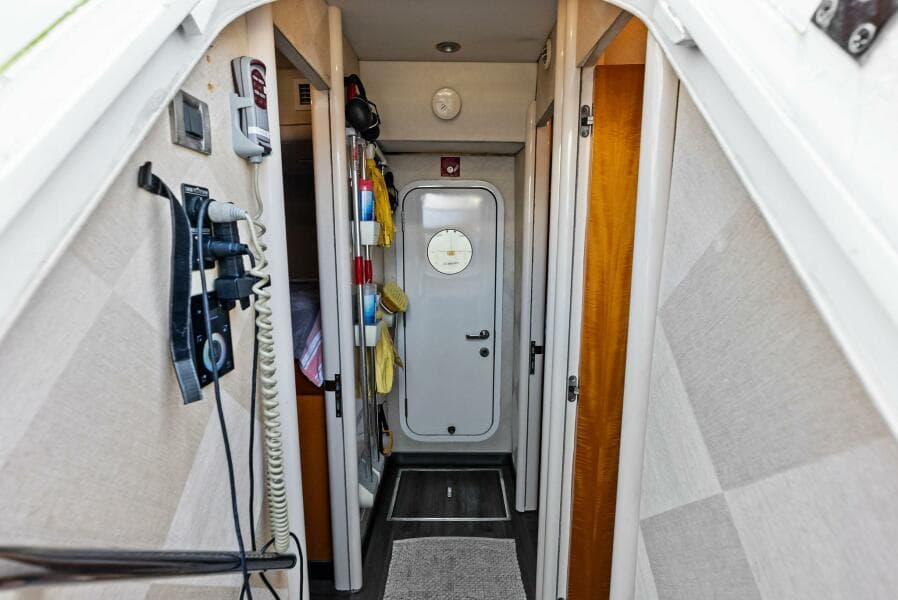 2006 Lazzara Yachts 84 Skylounge