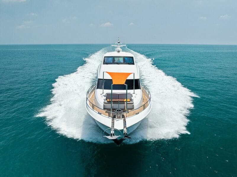 2006 Lazzara Yachts 84 Skylounge