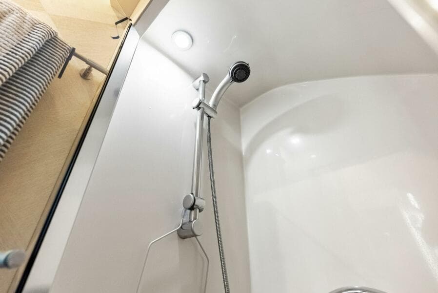 2006 Lazzara Yachts 84 Skylounge