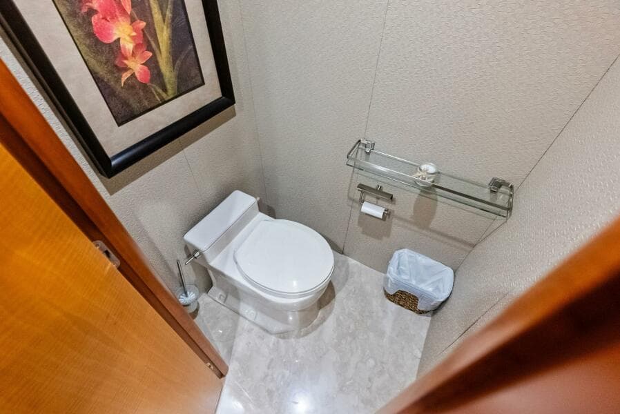 2006 Lazzara Yachts 84 Skylounge