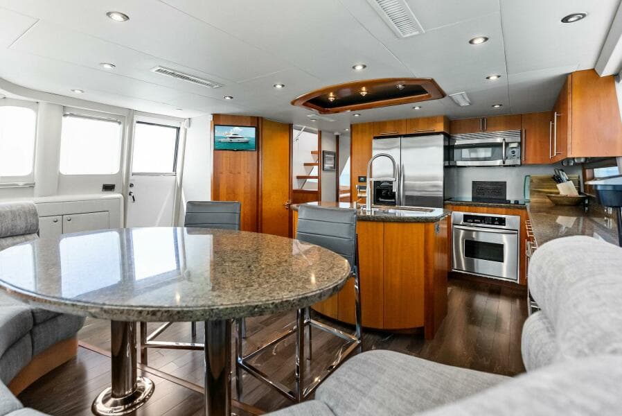 2006 Lazzara Yachts 84 Skylounge