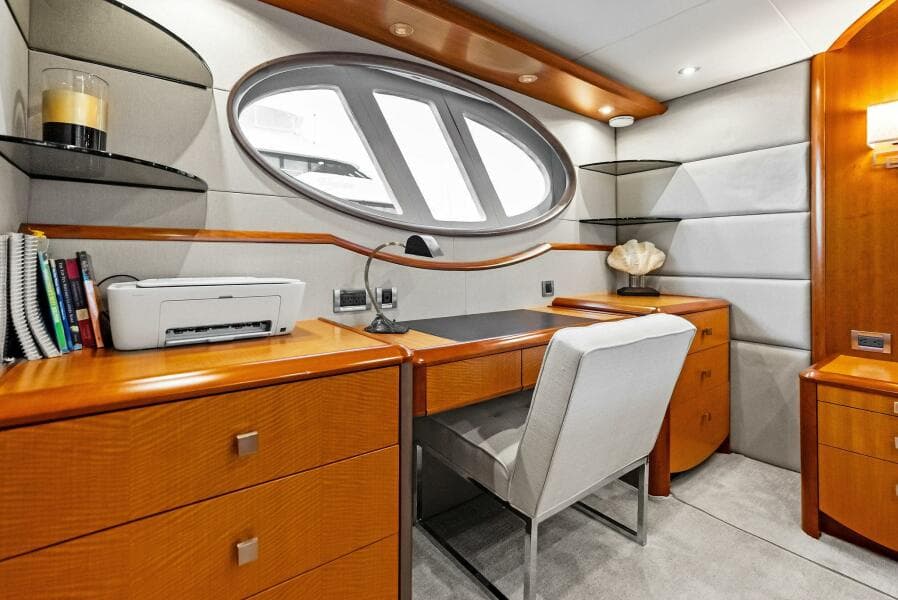2006 Lazzara Yachts 84 Skylounge